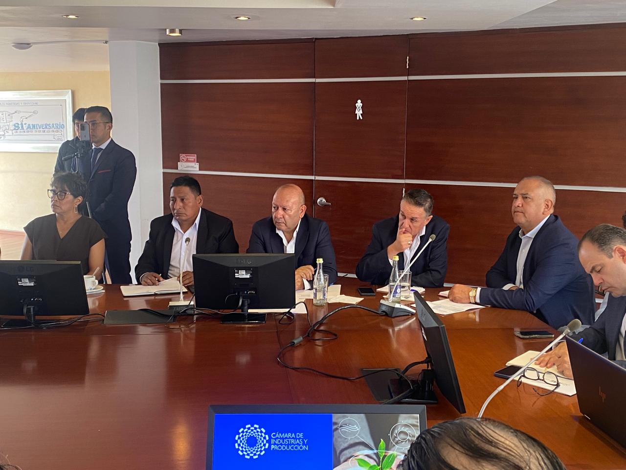 FENATRAPE asiste a Mesa de Dialogo, con representantes del Sector Productivo, para analizar la resolucion adoptada por el Municipio de Quito: las restricciones vehiculares